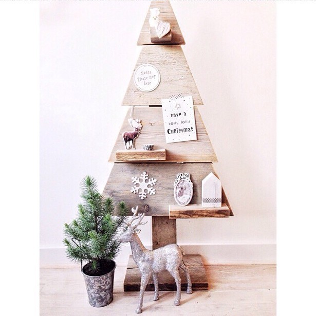 kerstboom-van-hout-houten-planken-creatieve-boom-diy-creative-christmas-tree-made-of-wood-shelves