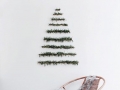 creatieve-kerstboom-op-muur-maken-met-kerst-takken-diy-christmas-tree-on-wall-pine-branches