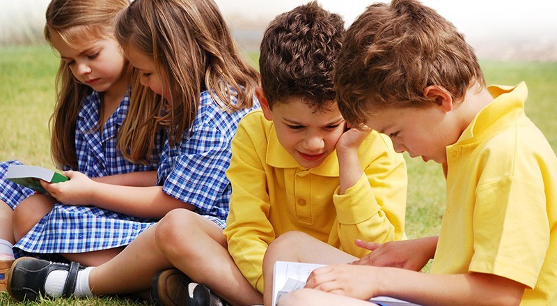 School_kids_reading