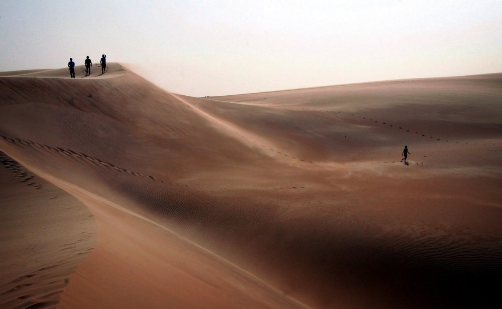 tourists-explore-sand-dunes-in-africas-mauritanian-desert.jpg