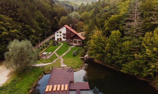 Pensiuni, cabane și cazări inedite în România